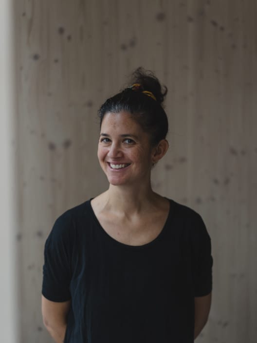 Sarah über mich Yoga lächelnd